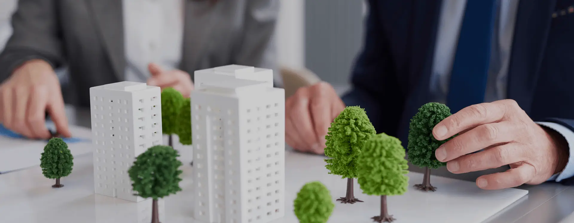 Gebouwmodel op tafel bij artikel over energielabel C voor kantoren
