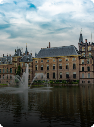 Groot gebouw aan water bij artikel over energielabel voor bedrijfshal met kantoor