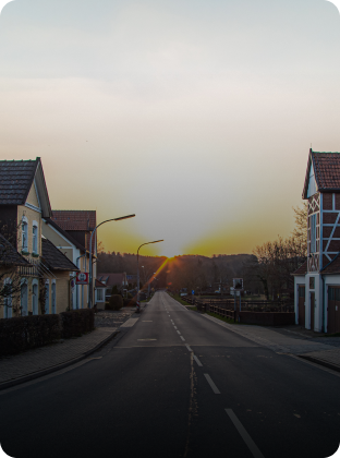 Dorpsstraat bij avondlicht bij artikel over energielabel voor recreatiewoningen in Ermelo