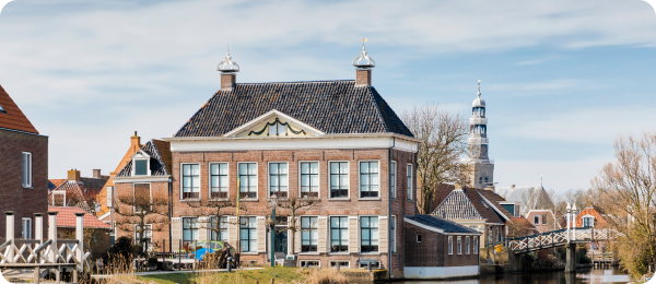 Historisch gebouw aan water bij artikel over energielabels voor gemengde panden