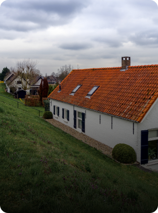 Woning met rood pannendak in groene omgeving bij artikel over energielabel aanvragen in Putten