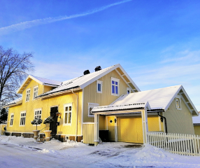 Gele woning in besneeuwd landschap bij artikel over documenten voor een energielabelopname