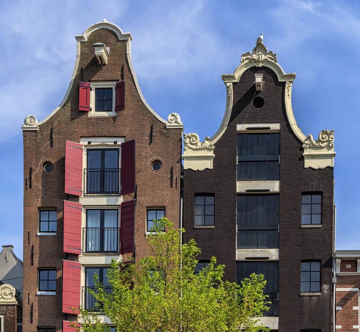 Historische grachtenhuizen met blauwe lucht bij artikel over het vernieuwde energielabel